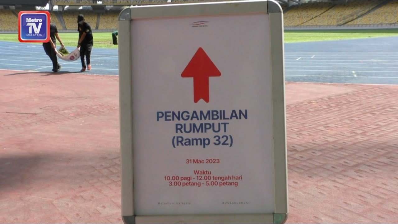 Orang ramai ambil rumput Stadium Nasional sebagai kenangan
