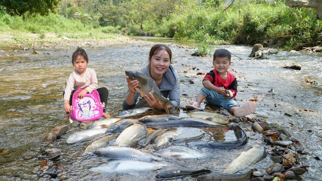 How to trap giant fish using earthworms with my little son - Picking up my daughter from school