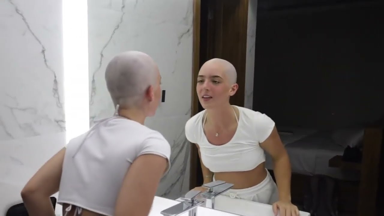 Chica se Afeita la Cabeza/Girl Headshave