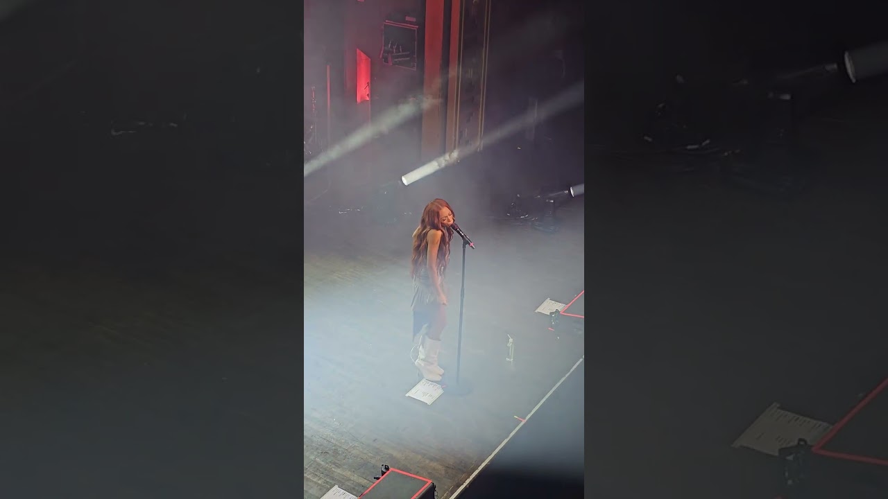 Ravyn Lenae - One Wish + Love is Blind LIVE