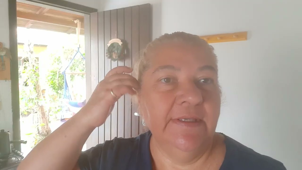 COLOQUEI CORTINAS COM BLACK-OUT NA SALA E ARRUMEI AS PLANTINHAS NA PRATELEIRA 