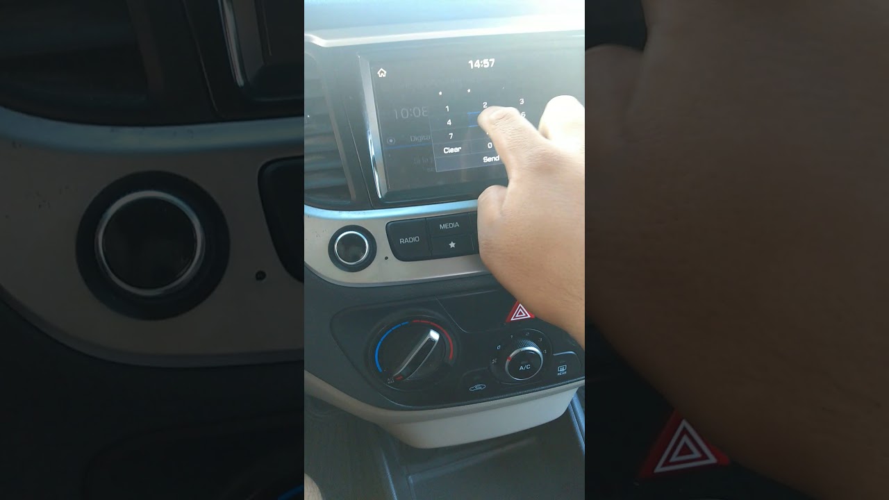 Hyundai Accent 2018 subir volumen de bocinas traseras
