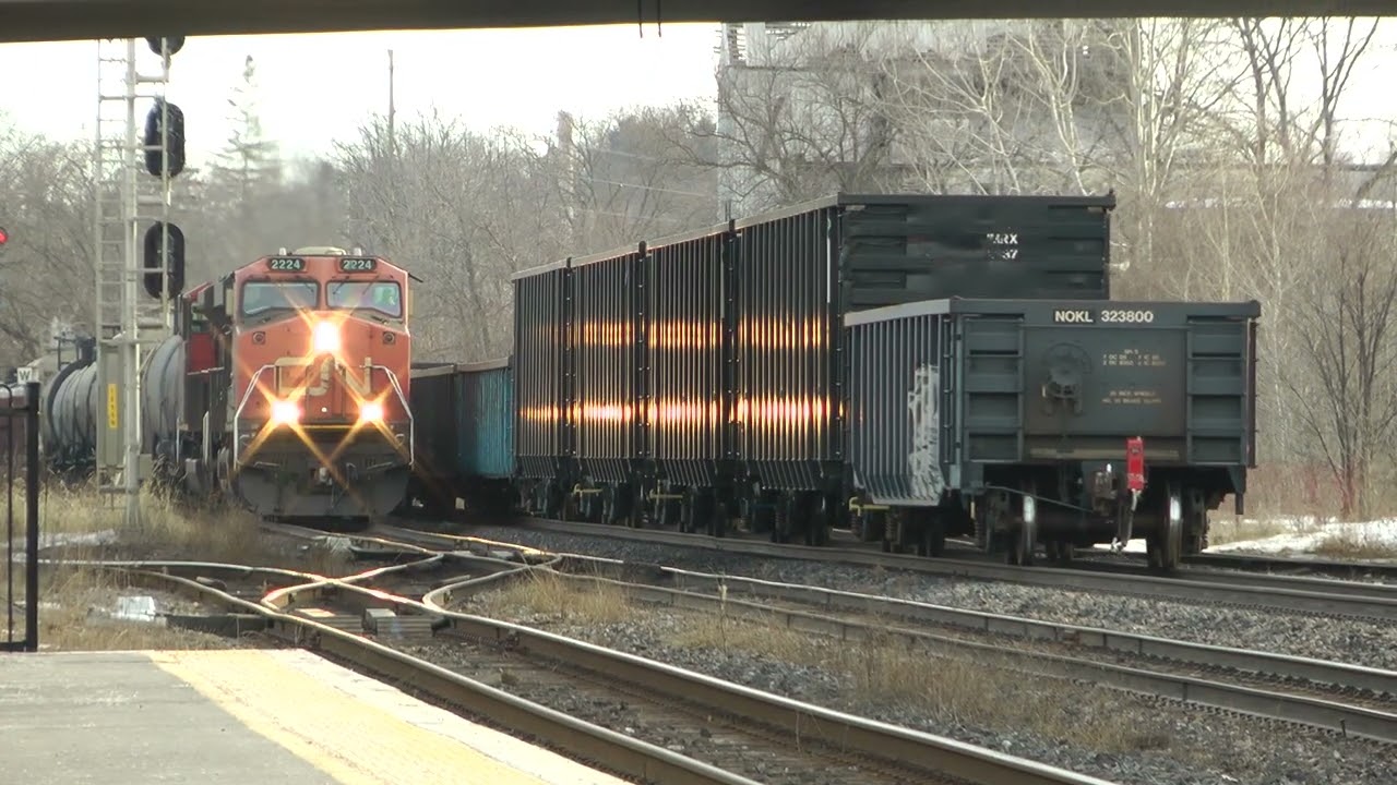 CN Train 322 Eastbound Meets CN Train 585 Westbound March 13, 2025