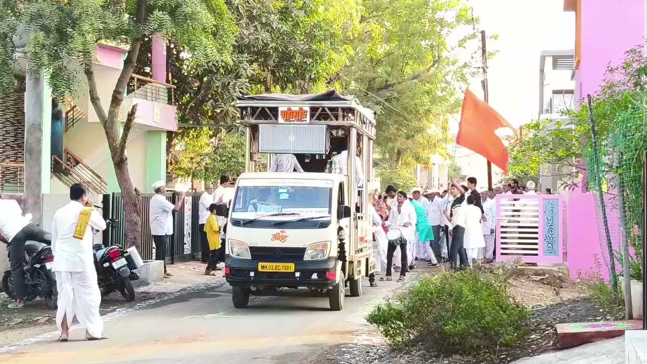 सोन्याचं बारशिंग लगीन देवाच वाजता या 