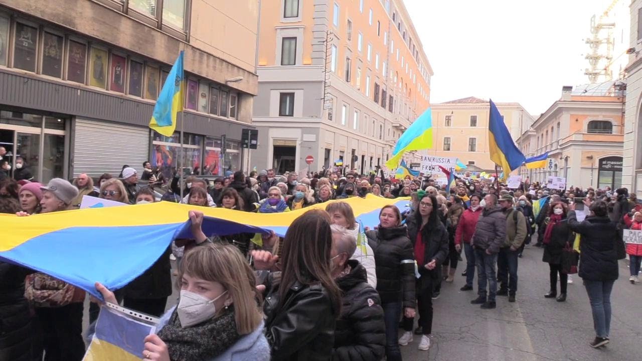 Roma, l'urlo della comunità ucraina al corteo contro la guerra: 