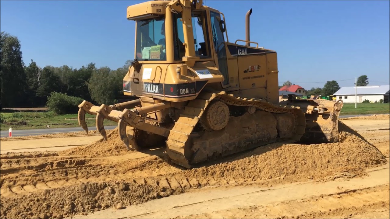 Wykonywanie kolejnej warstwy nasypu trasy głównej w km 57+100.