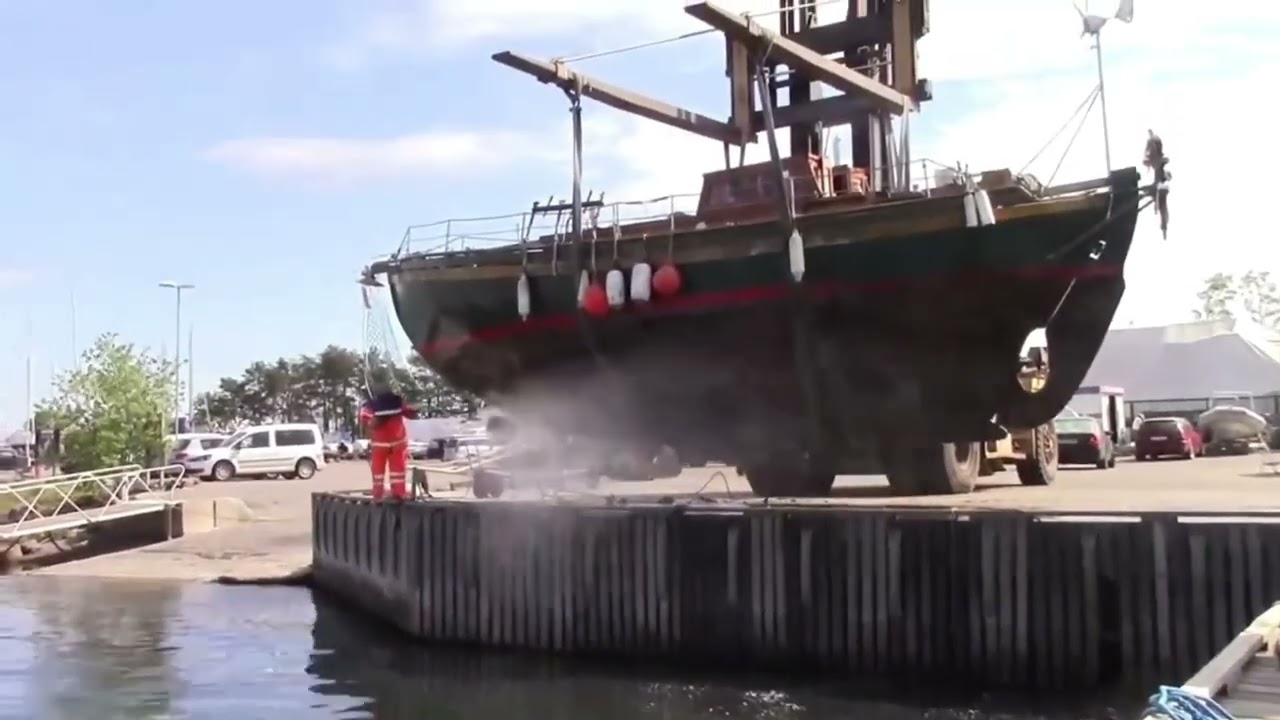 Covered in Barnacles &ndash; Watch How We Clean This Ship's Hull! #barnacleremoval