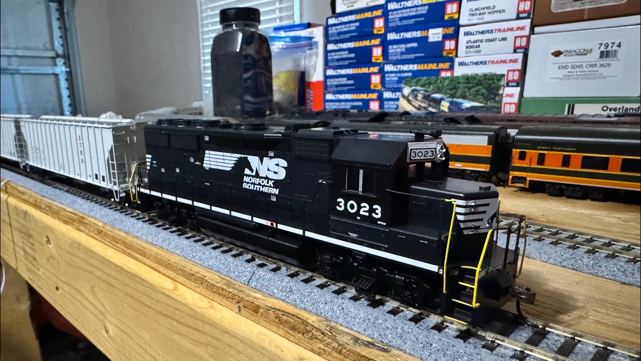 Running HO Scale Trains at Christmas!