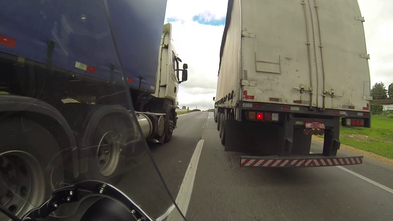 Dragstar acelerando p alcan&ccedil;ar o grupo