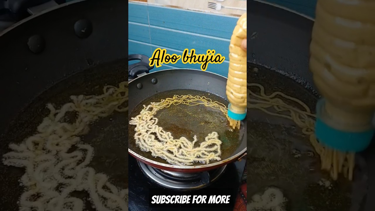 Aaloo bhujiya 😋#shorts #viralvideo #rap #aloorecipe #bhujia #trending #holispecial #holi #namkin #yt