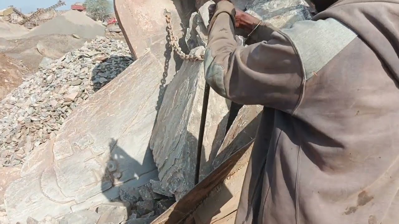 Biggest Stone in the World Broken by Heavy Machine: Man Working Near Giant Stone Crushing Machine 😨