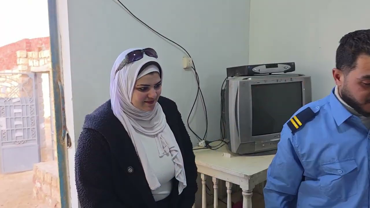 أمراه متكبره ترش مياه علي فرد الأمن وتمشيه من الشغل بسبب انه مافتحالهاش الباب 