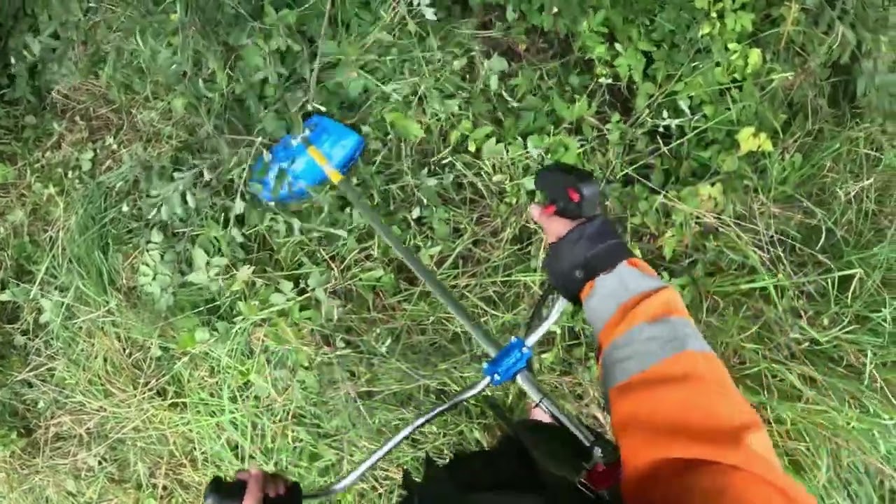 Röjer med gräskniv
