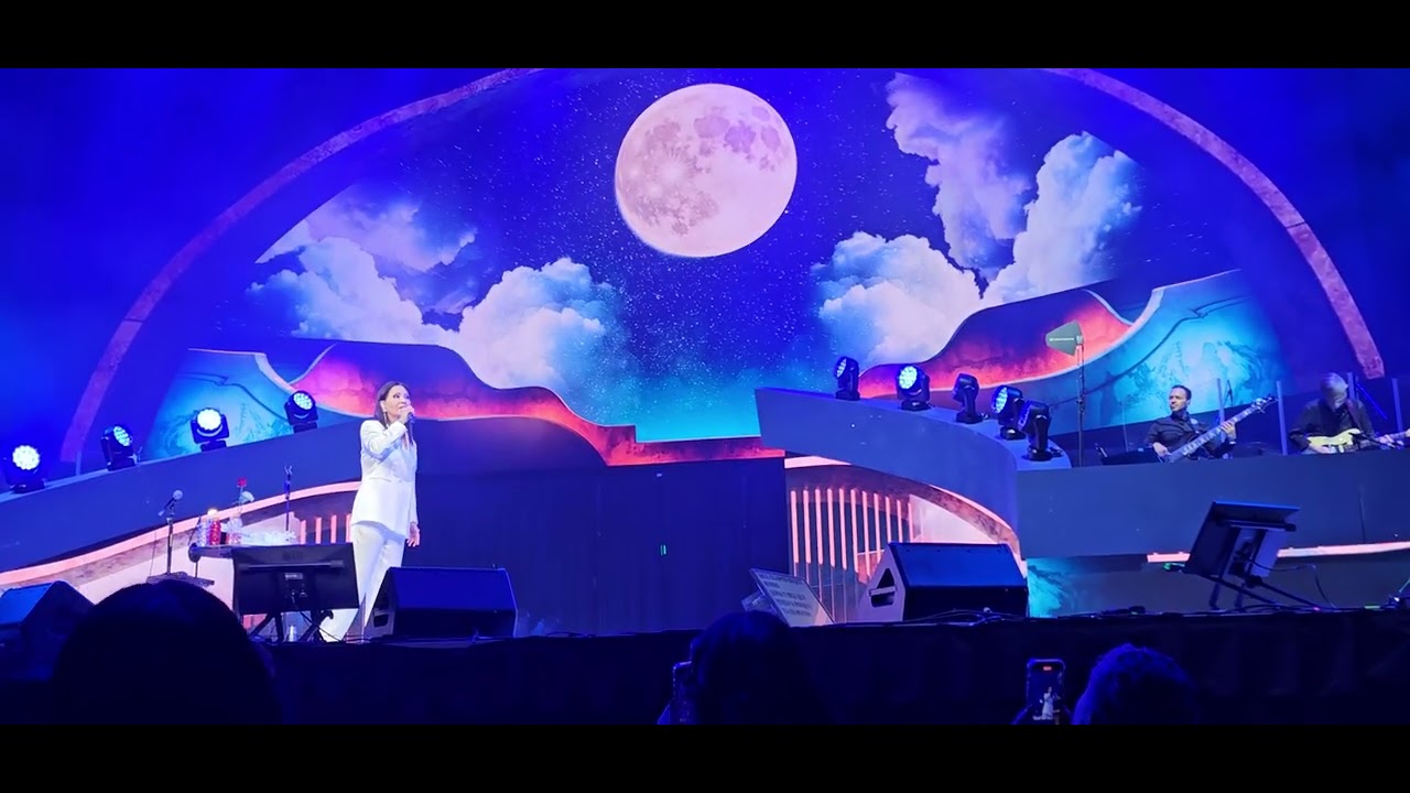 Ana gabriel Luna (moda center Portland Or.)