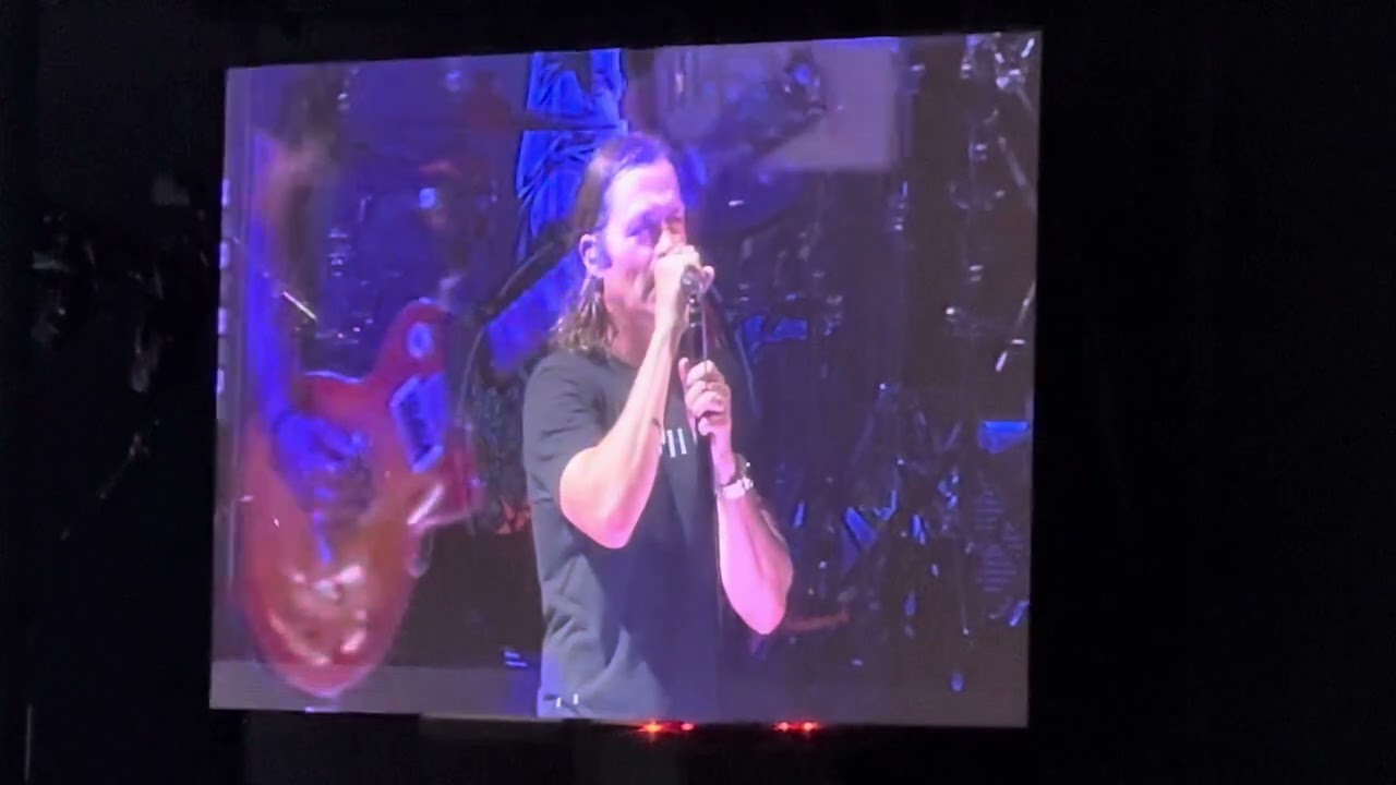 Brad Arnold from 3 Doors Down shares Jesus with 28,000 people- Hershey PA