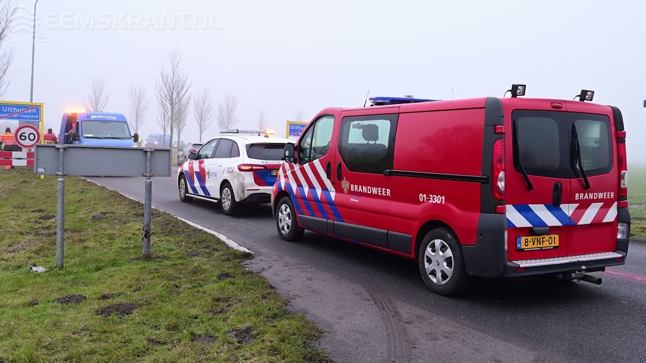 Vrachtwagen met betonmolen in sloot langs Scheltkemaweg bij Uithuizen