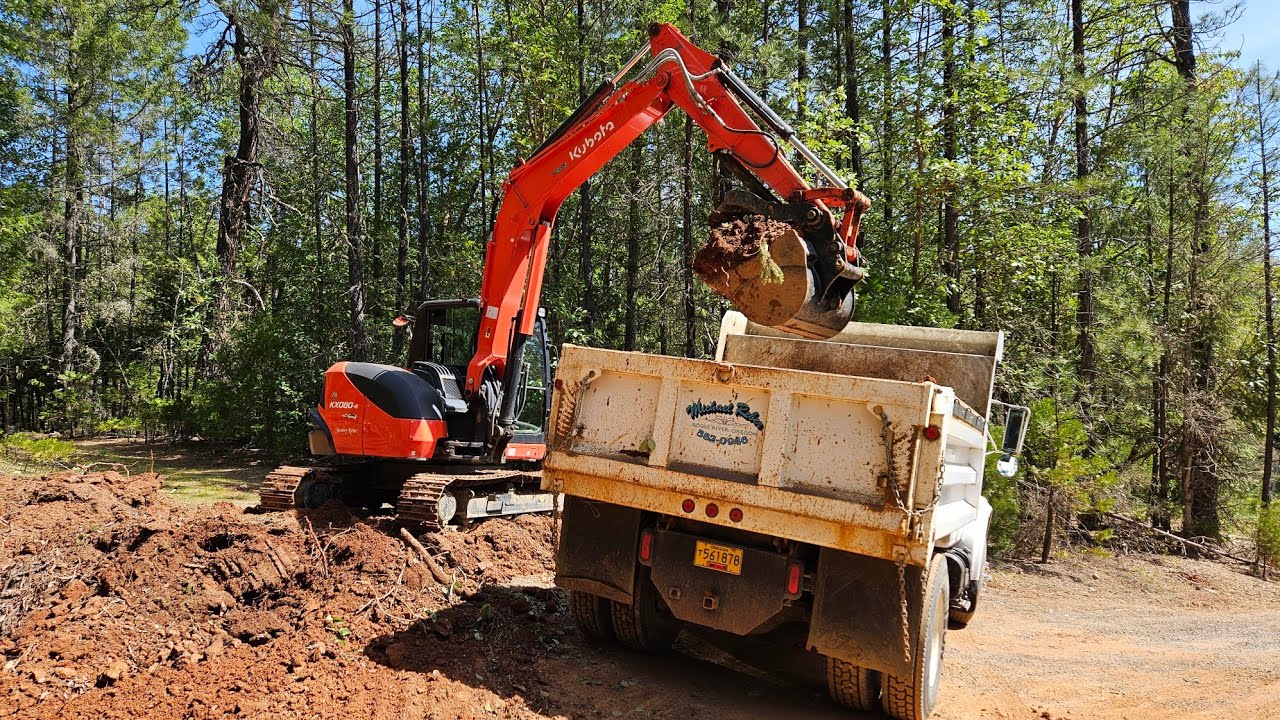 Building a truck turn around with the Kubota KX 080 4 & KX 040 4 excavator