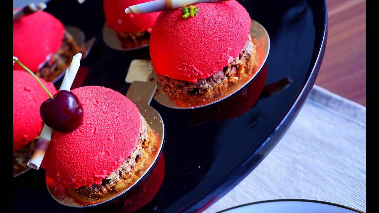 Velvet effekt auf Torten - Samttörtchen mit weisser Mousse, Beerenkern & Crunchboden - Kuchenfee