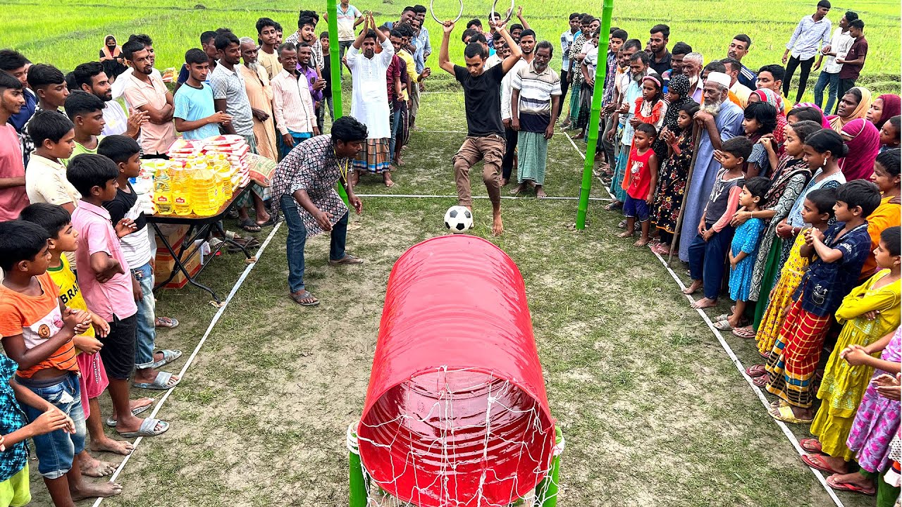 এ এক আজব খেলা দেখুন, মাটি না ছুঁয়ে গোল করতে পারলেই পুরস্কারের মেলা। দেখুন কতজন জিতলো!