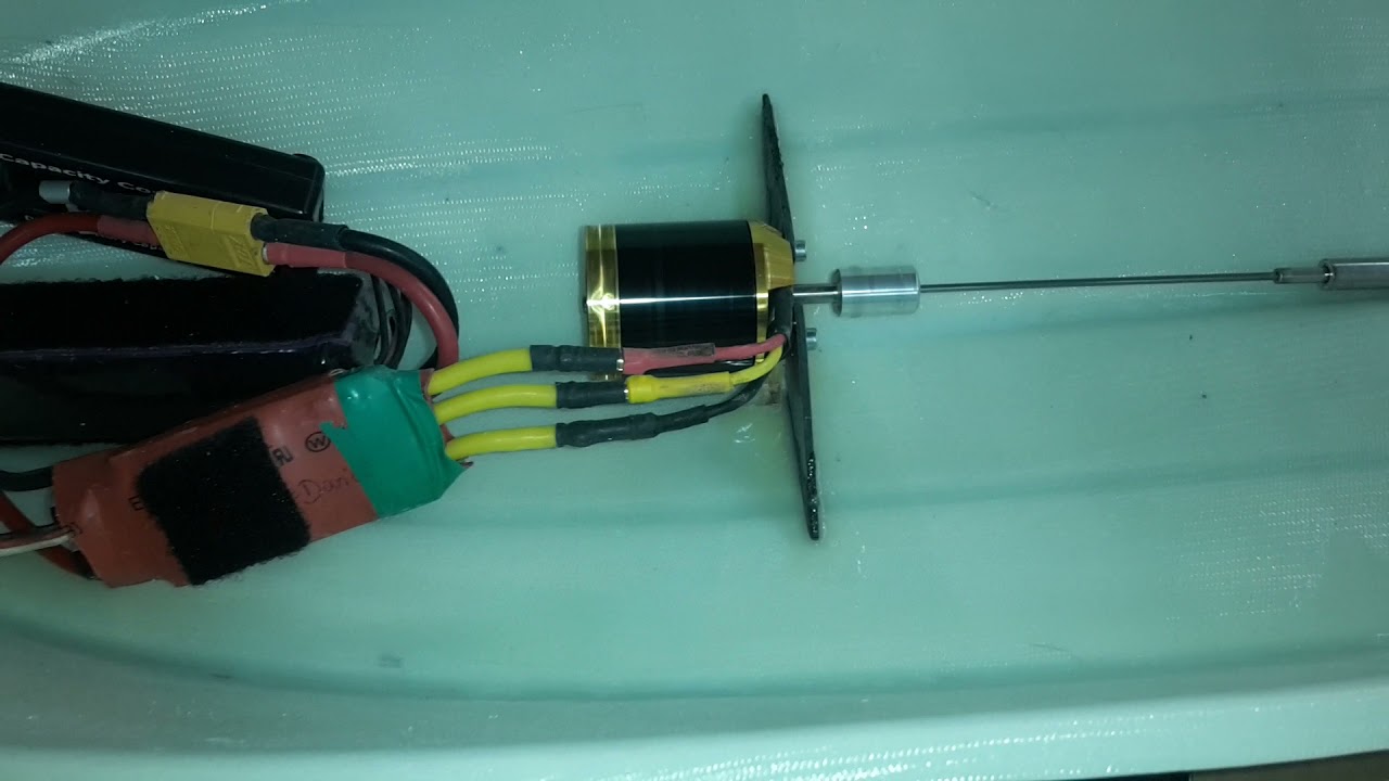 Testlauf : 2 mm Federstahl gekuppelte 4 mm Antriebs Welle Boot