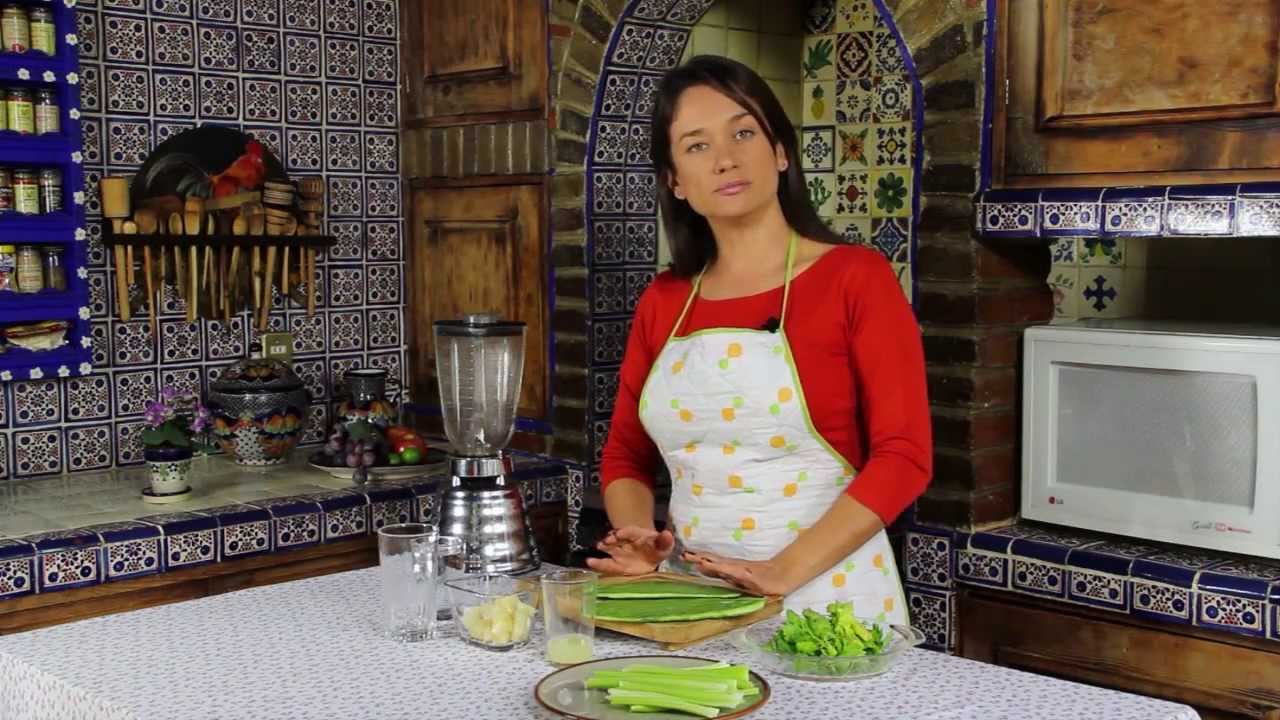 Licuado de piña, nopal, apio y limon