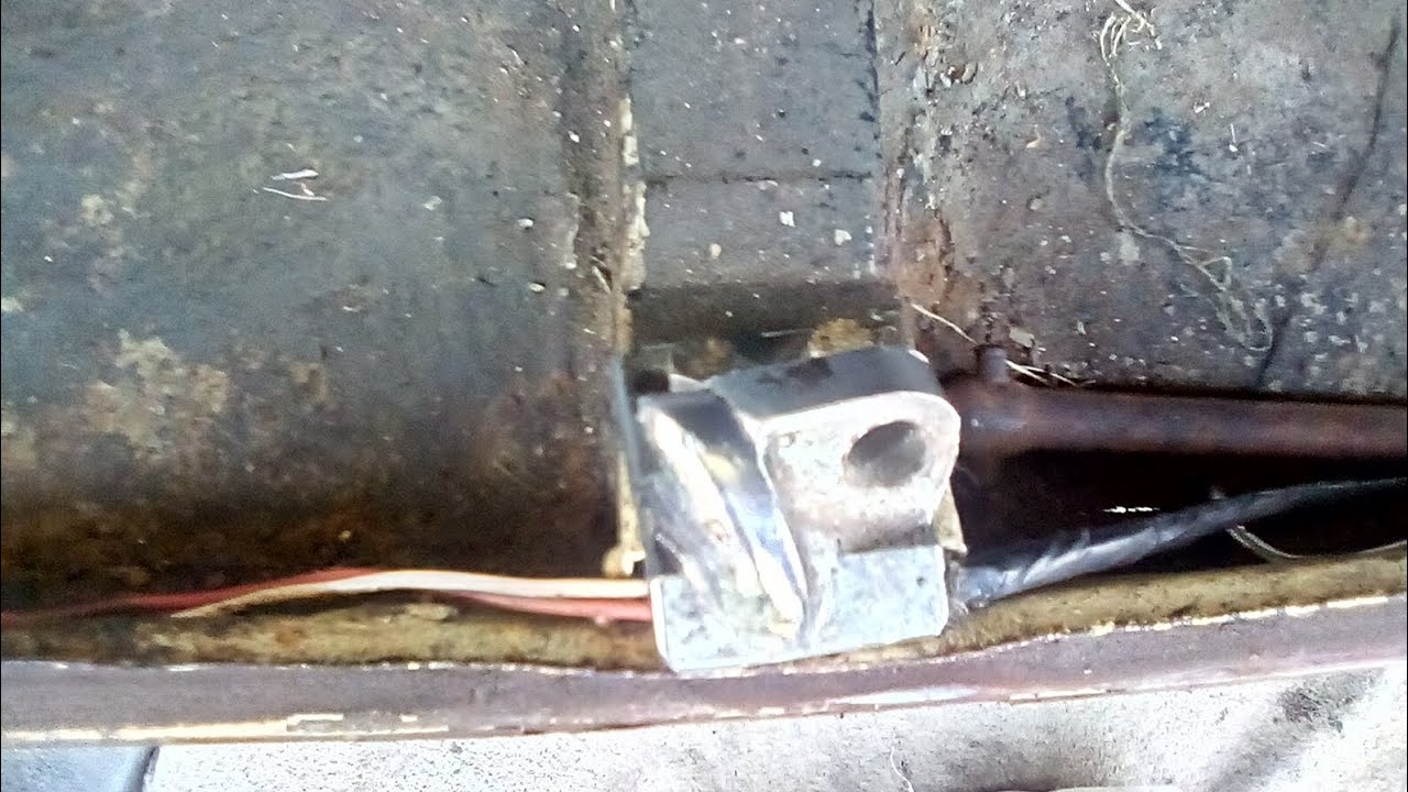 Morris Minor Level 2: Boot catch adjustment