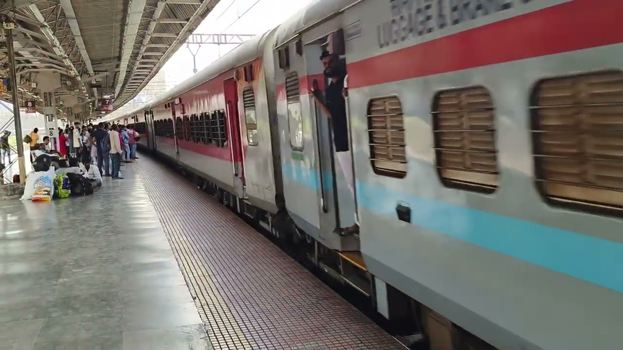 12619 Mumbai LTT Mangalore Central Matsyagandha Express Arriving Thane Railway station 