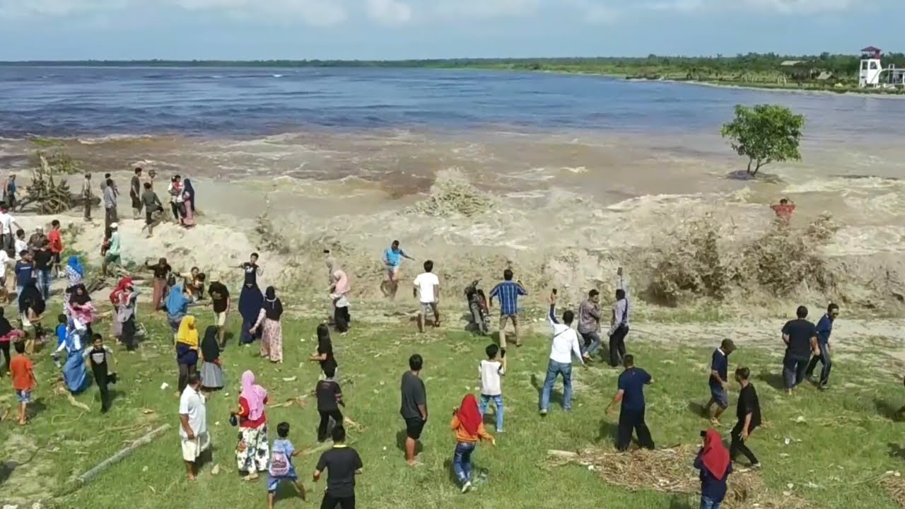 Incredible Tidal Bore Hits Village in Indonesia With Unexpected Power Again (Part 2)