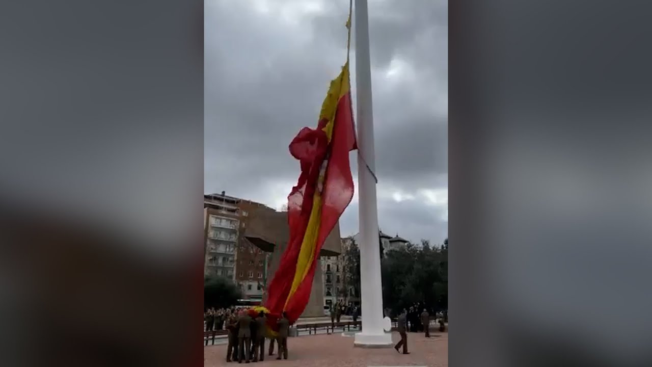 La bandera de España de la plaza Colón se rasga y cae al suelo mientras era izada por el Ejército