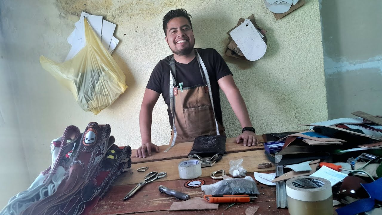 Unas claveras de cuero