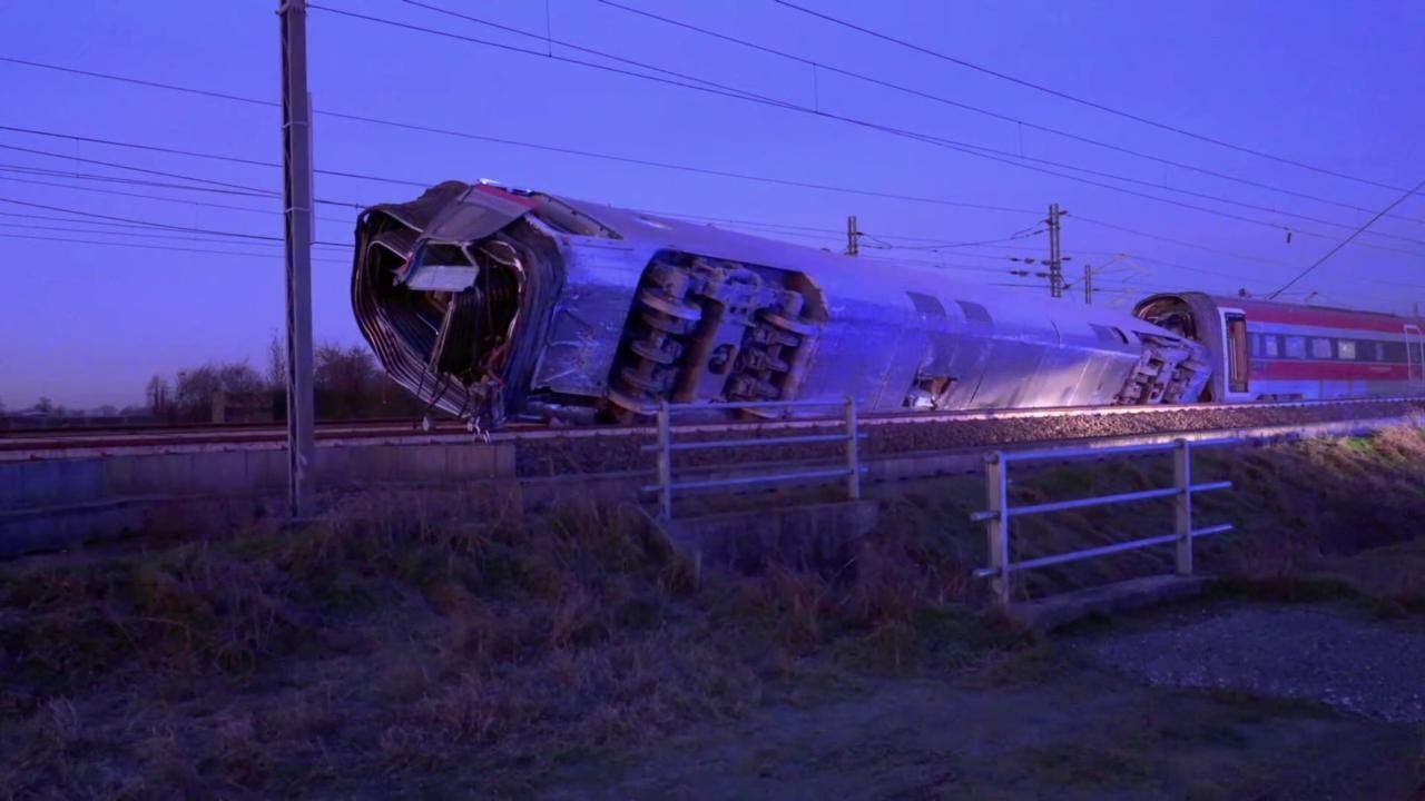 Treno deragliato a Lodi, i primi soccorsi: passeggeri fatti scendere dal treno