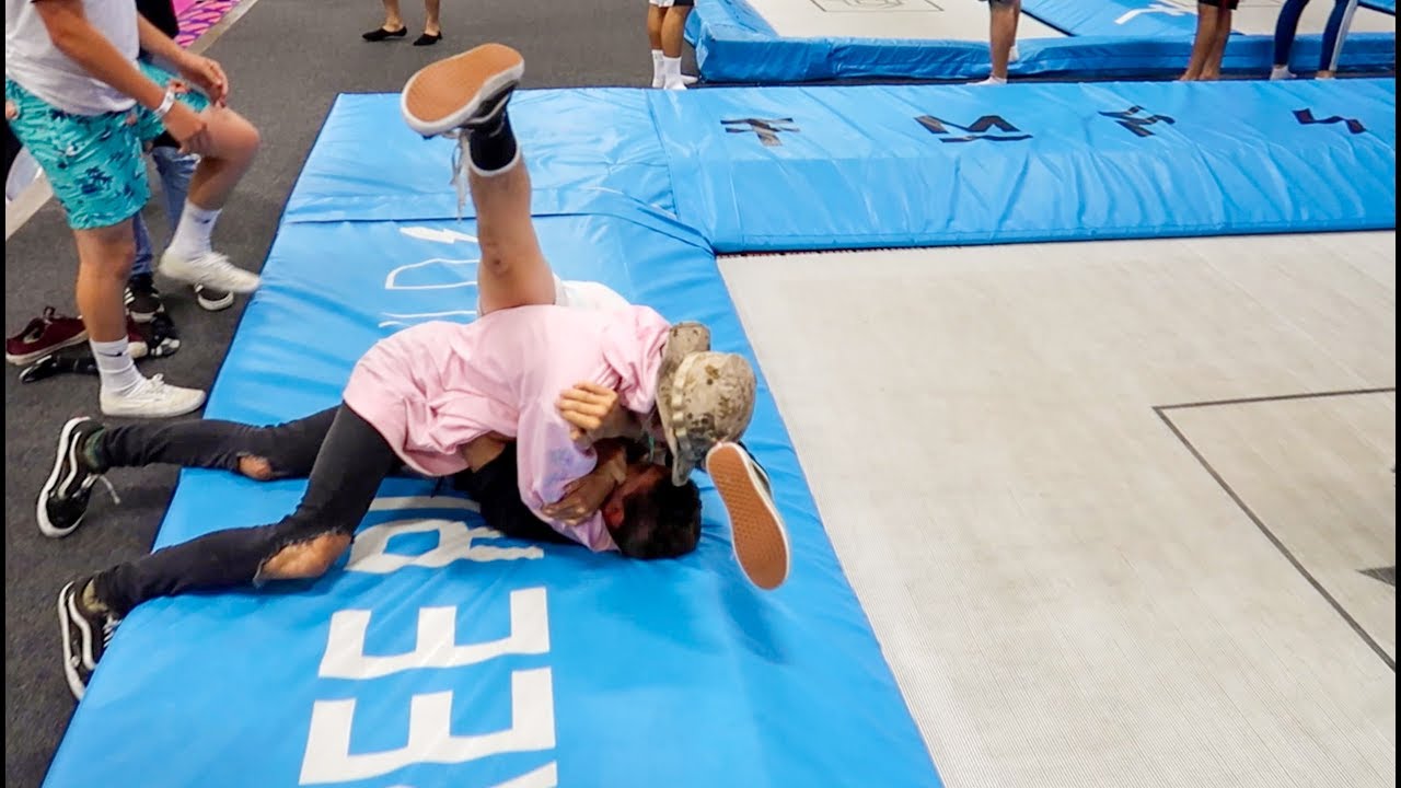 SUPER TRAMPOLINE PARK FIGHT!