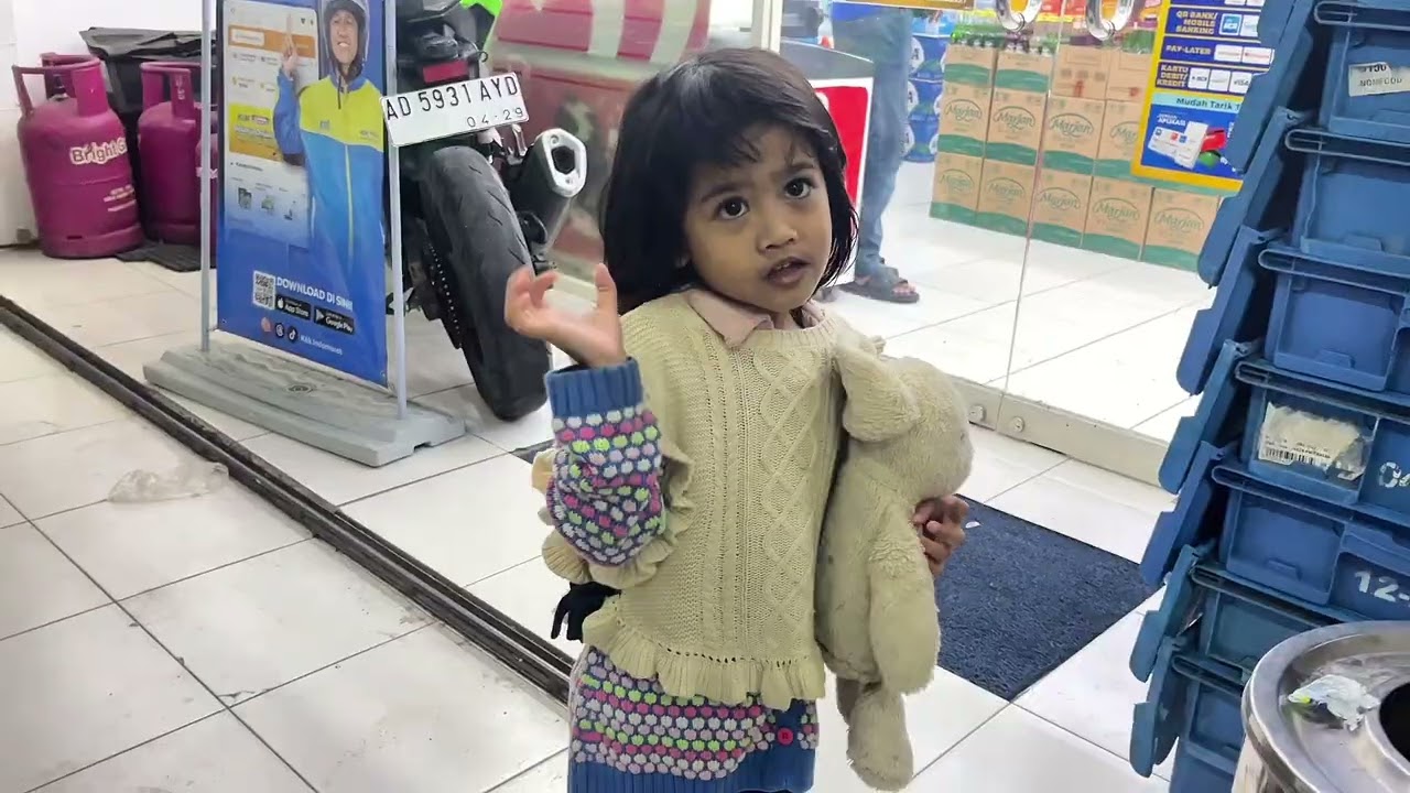 gadis belanja lipstik di Indomaret 