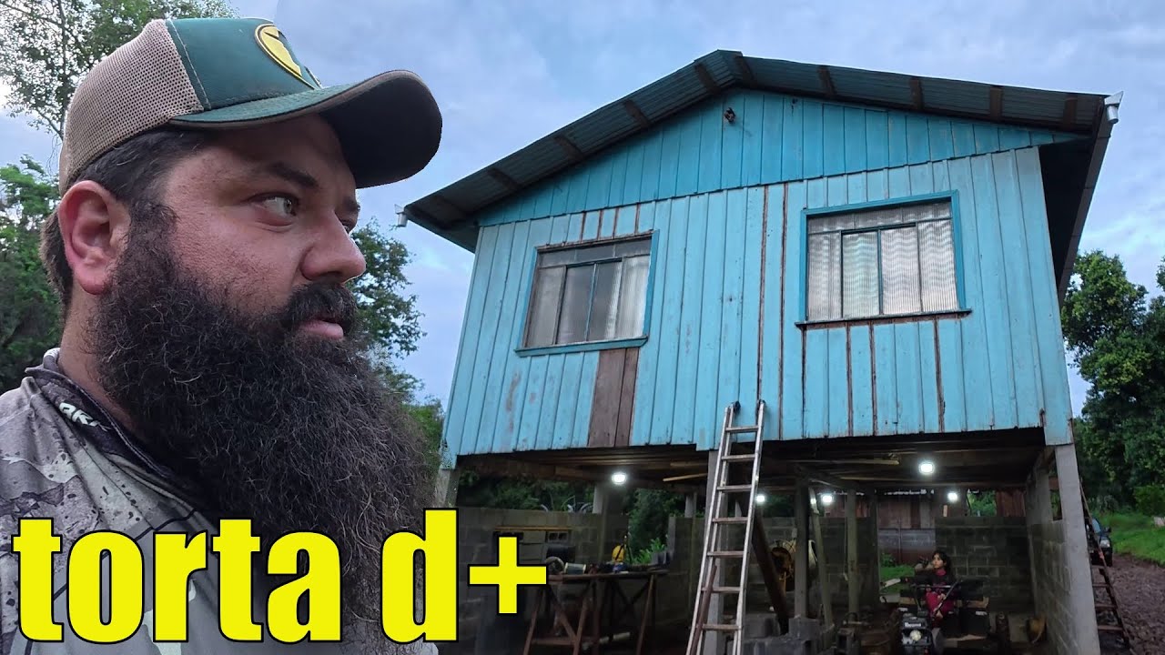 trator estragou / a casa está muito torta 