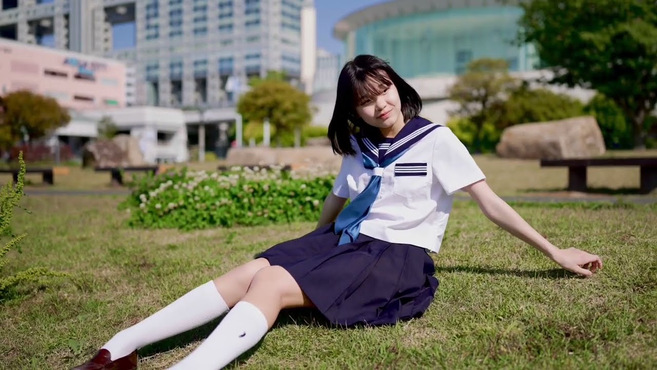 お台場海浜公園、当日は32度の夏日、半袖セーラー服でポートレートモデル撮影テイク5の様子です。モデルは姫華