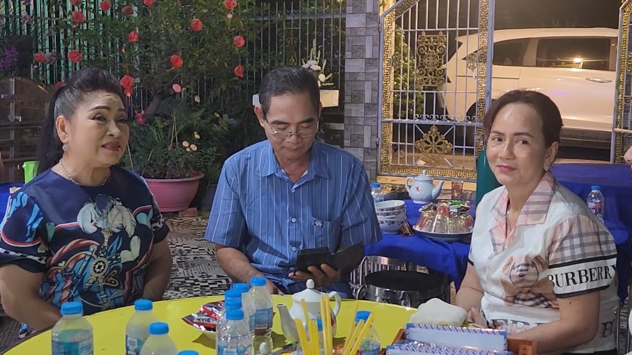NSƯT PHƯỢNG HẰNG GHÉ VIẾNG  TANG LÊ MẸ VƠ  CỦA MÌNH Ở LAI VUNG 