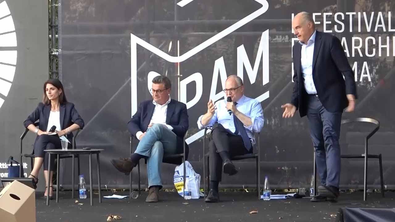 Roma, Gualtieri Calenda e Raggi dibattono sui rifiuti, Michetti abbandona il palco: "No alle risse"