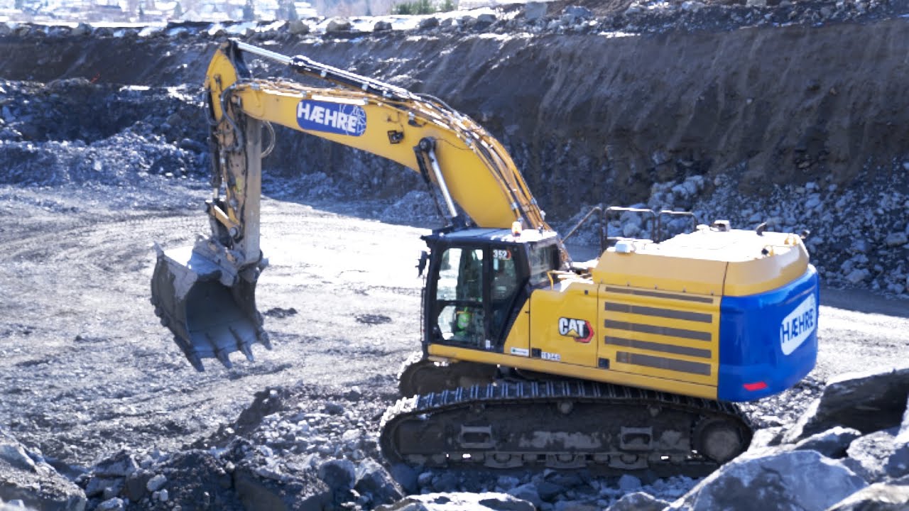 Cat 352 Loading Doosan Trucks in Norway