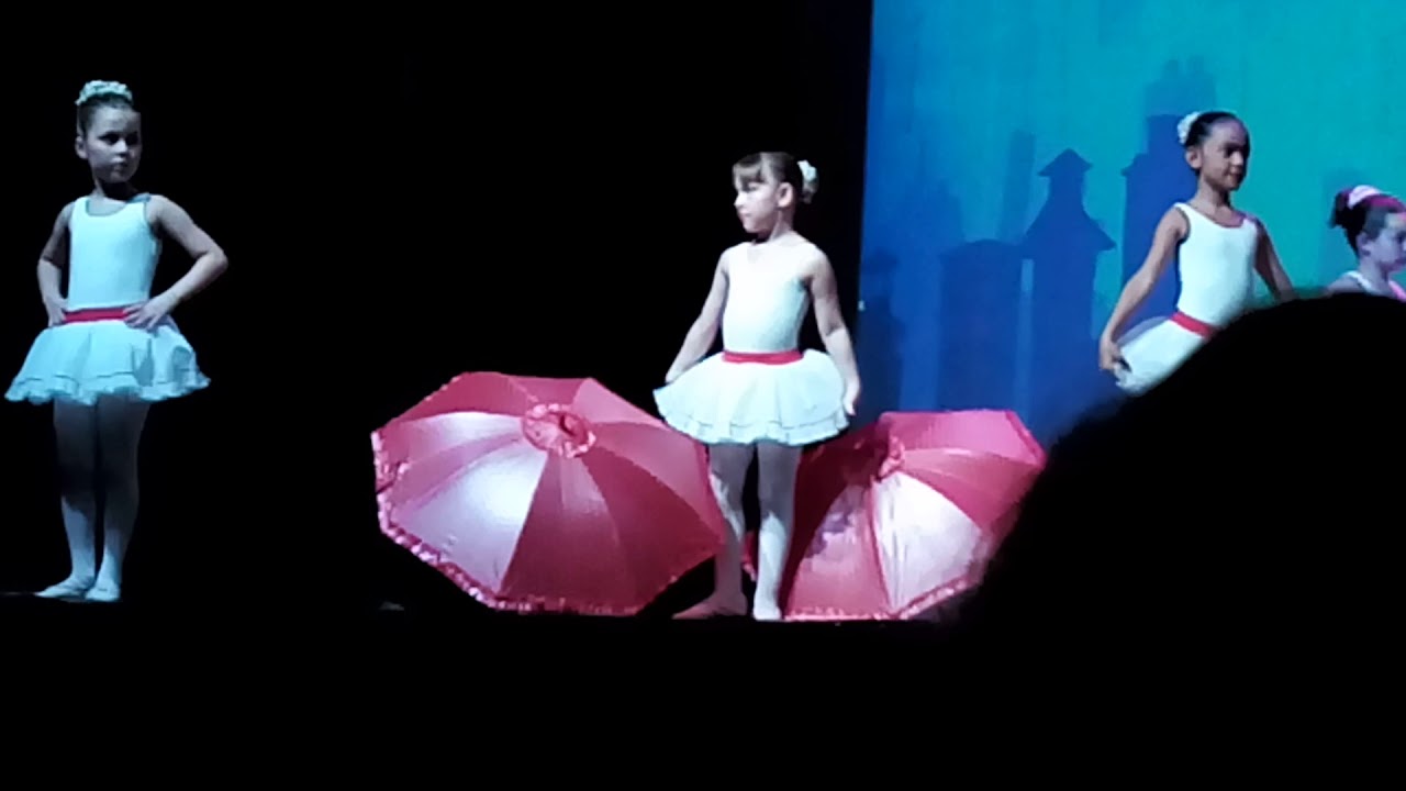 Apresentação ballet 2017 - Pequenas com guarda-chuva