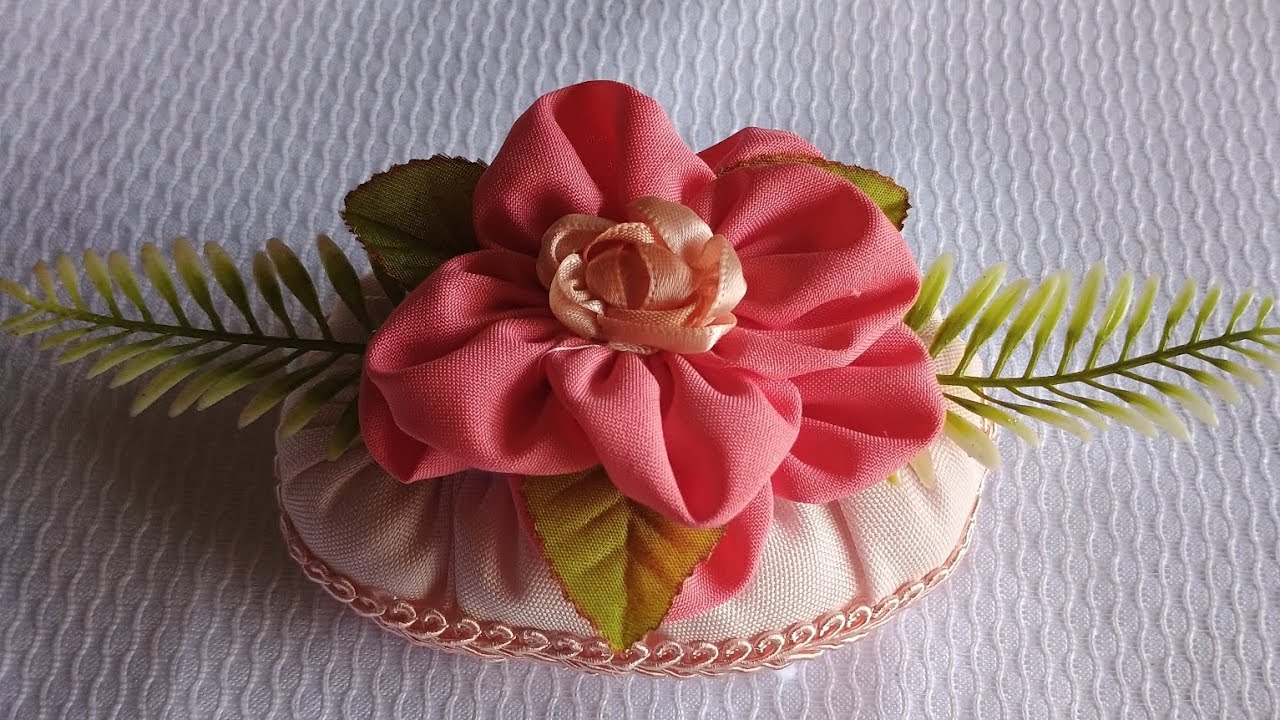 LEMBRANCINHA COM SABONETE,E FLOR DE TECIDO/FUXICO 