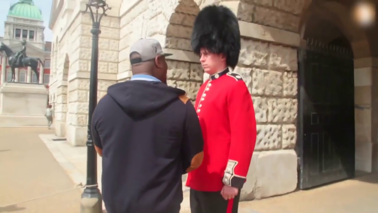 》NEW Queens Guards Fails 2017 HD ⇝ Attacks│Laughs│Fights《