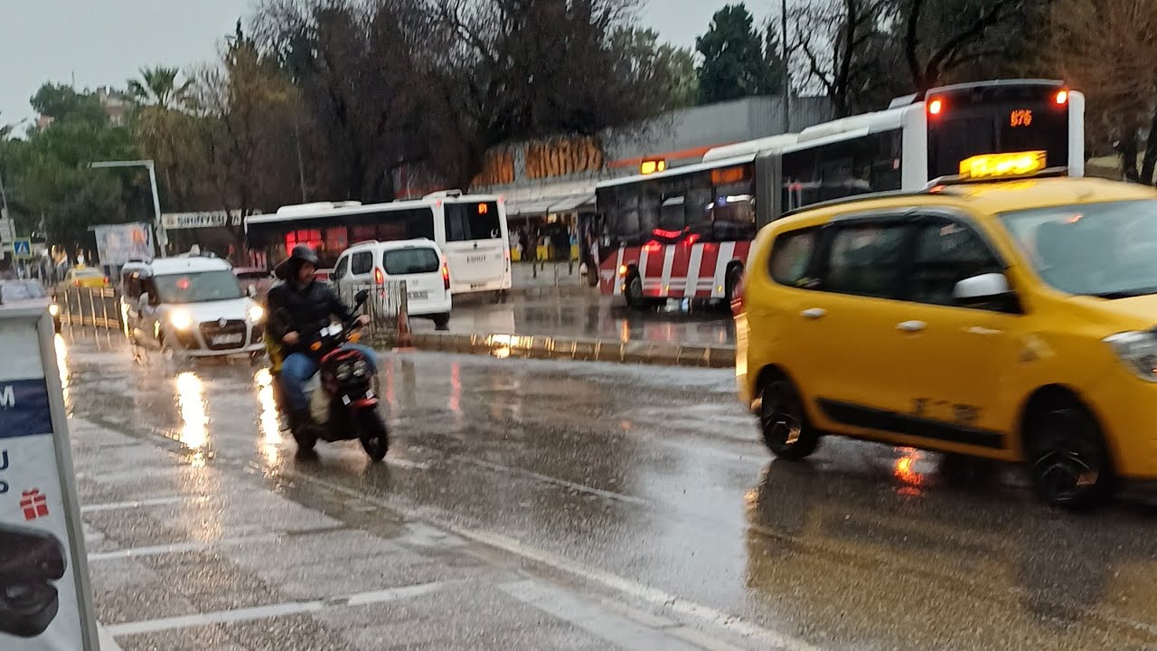 Buca'da Sağanak Yağmurda Yürüyüş//Walking in Buca during a downpour.