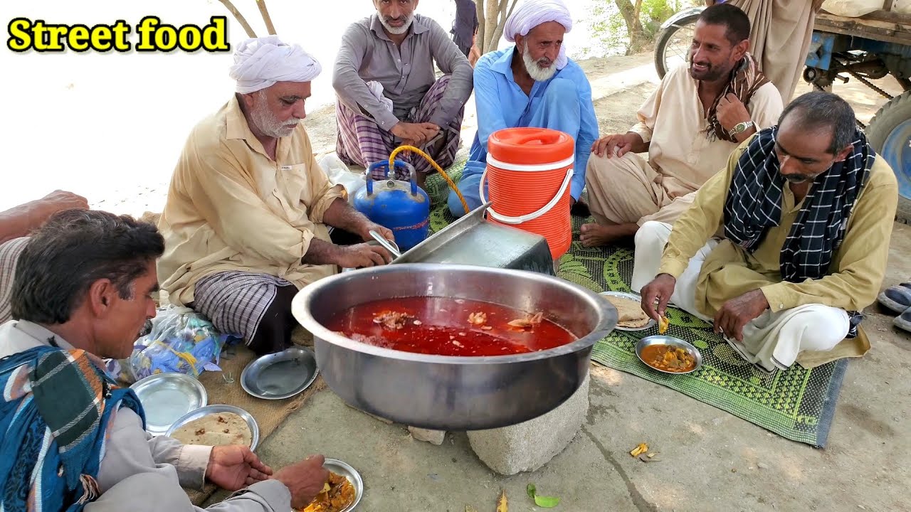 Chacha Khadim Hussain selling Ujhri roti | Street food Pakistan #streetfood #viralvideo #food 