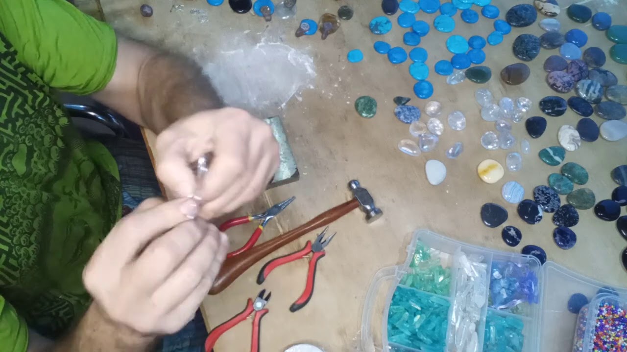 Sencillo engarzado de piedras con alambre