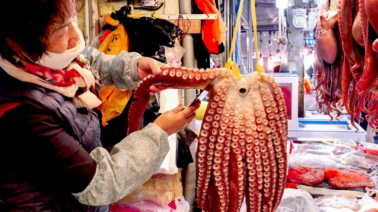 문어 삶기 달인 할머니가 만드는 문어숙회 / Amazing skill giant octopus / Korean street food