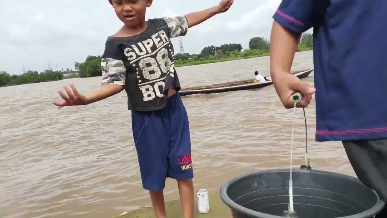 Asiknya mancing di perkampungan sungai Musi palembang