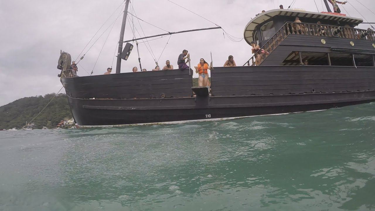 PULEI DO BARCO PIRATA E VIREI UM MORTAL EM ALTO MAR -  PRAIA BOMBINHAS SC #bombinhas #praia #barco