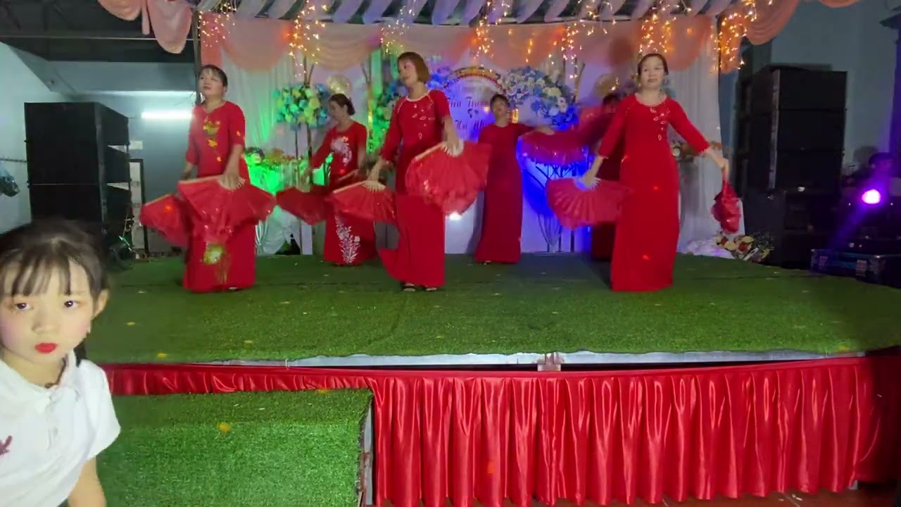 Dân chủ múa Thuyền Hoa