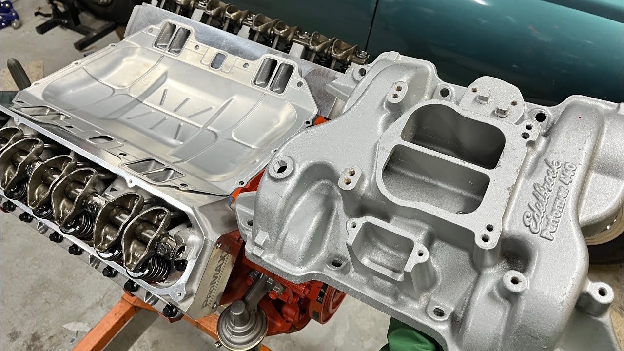 Ремонт двигателя Mopar V8 440, шаг 29 — установка впускного коллектора и поддона ГРМ