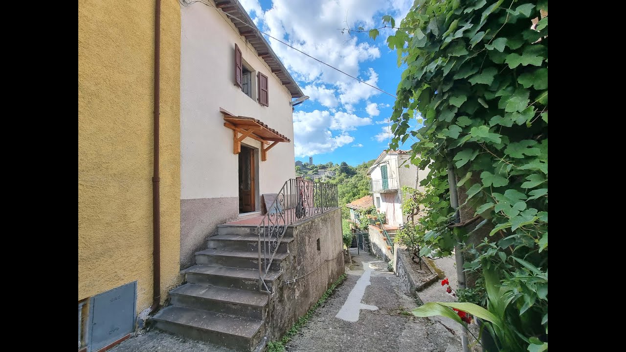 Casetta con gioardino in piccolo borgo in Garfagnana. Richiesta € 60.000.